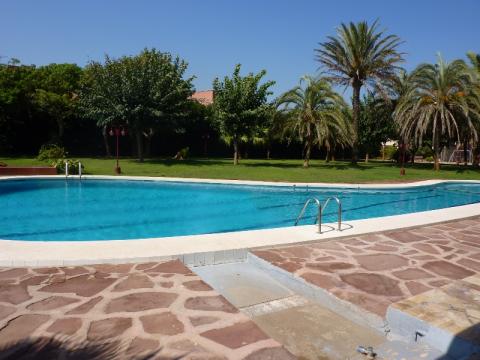 Imagen de la zona de la piscina de los apartamentos GAVAMAR de Gav&agrave; Mar